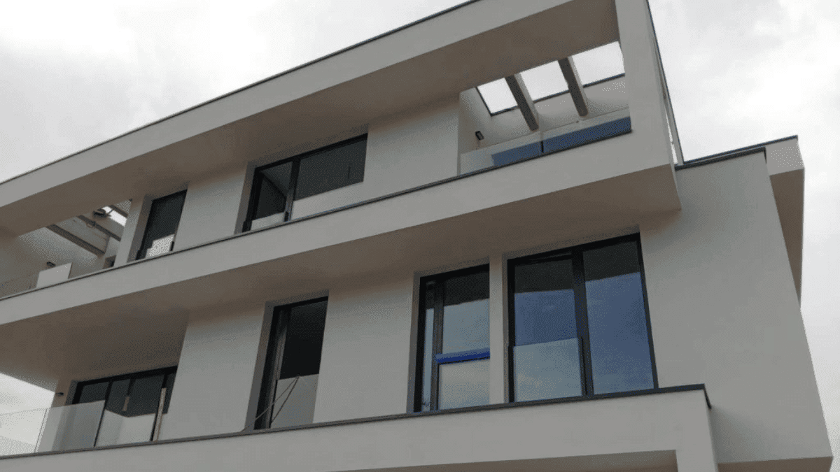 ¿Qué tipo de albardilla elegir? Albardilla metálica vs. hormigón o cerámica